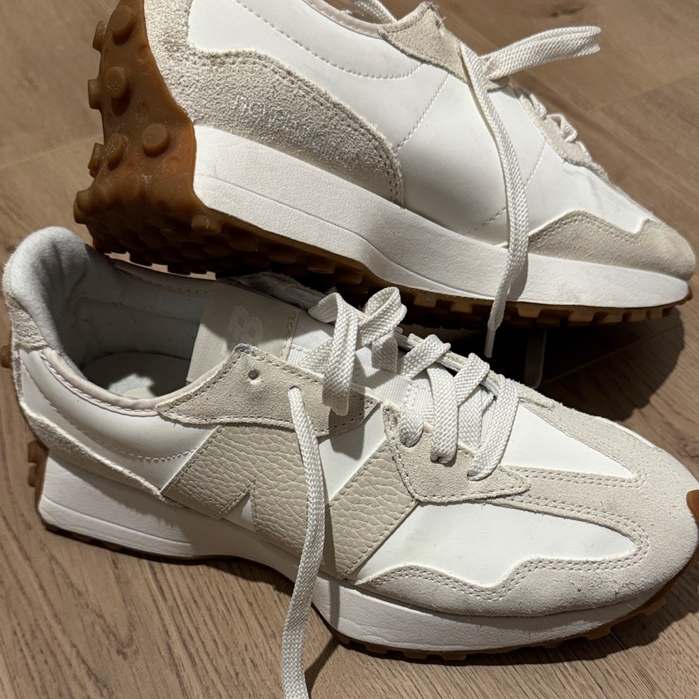 New Balance 327 women’s sneaker